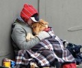 Η φωτογραφία του άστεγου με τον σκύλο που ΔΕΝ τραβήχτηκε στην Αθήνα